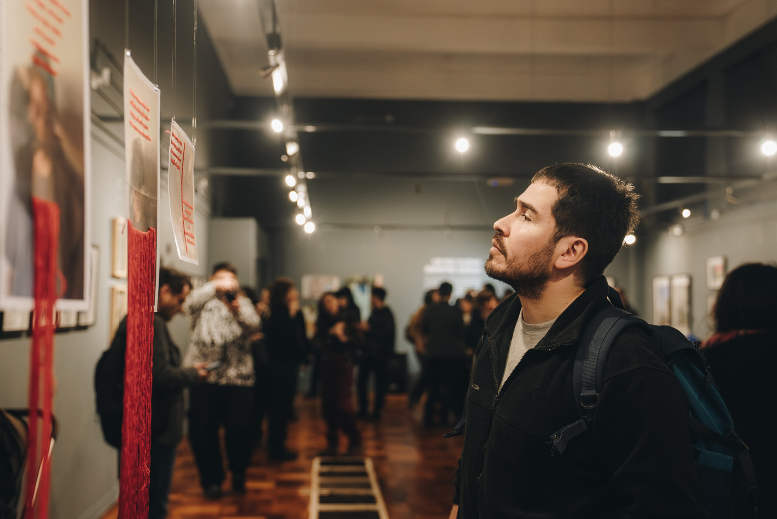 12 artistas visuales de Ñuble dan vida a la exposición colectiva “Un río suena siempre cerca”