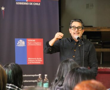 Creador de "Caso 63" cautivó a estudiantes y comunidades de Punta Arenas y Porvenir