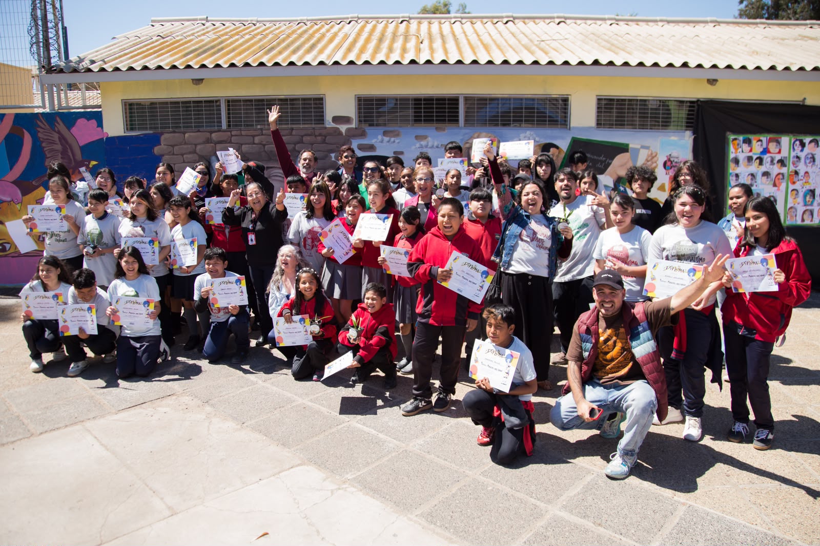Del aula al muro: estudiantes de Atacama transformaron sus escuelas a través del muralismo