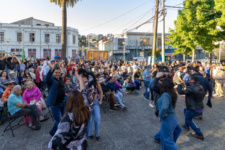 Valparaíso vibró con colorida “Fiesta de la Música” en pleno Barrio Puerto