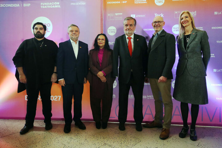 Ministro de las Culturas asiste al lanzamiento de programación de Teatro a Mil 2027