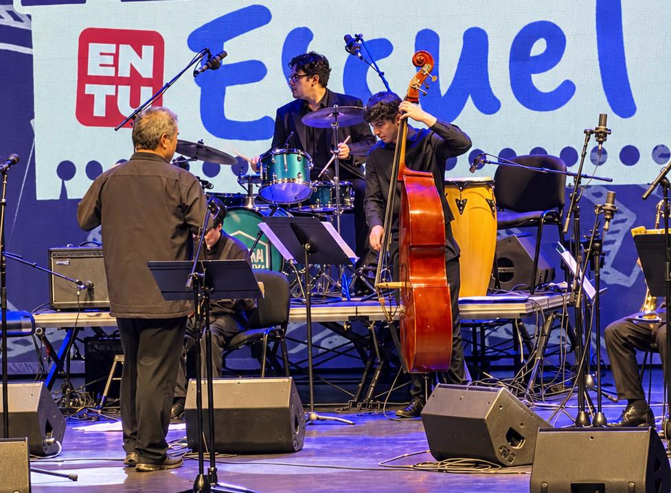 Más de 700 estudiantes vivieron el cierre del programa Rock en tu Escuela de Casa Taller en el Teatro Biobío